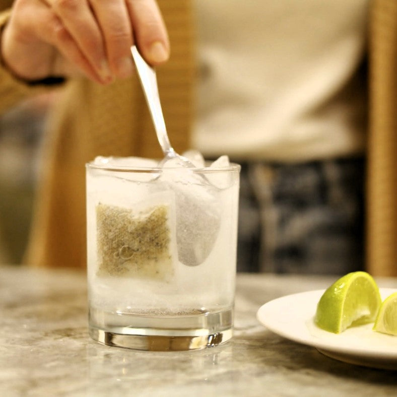 Making a cocktail with an ALKAA sachet to adsorb the problematic compounds in alcohol that cause alcohol sensitivities, alcohol intolerance, and hangovers.
